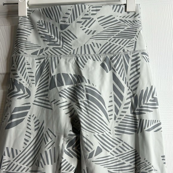 Aerie Gray Sliver Tropical Print Leggings Raw Hem M - Picture 2 of 7